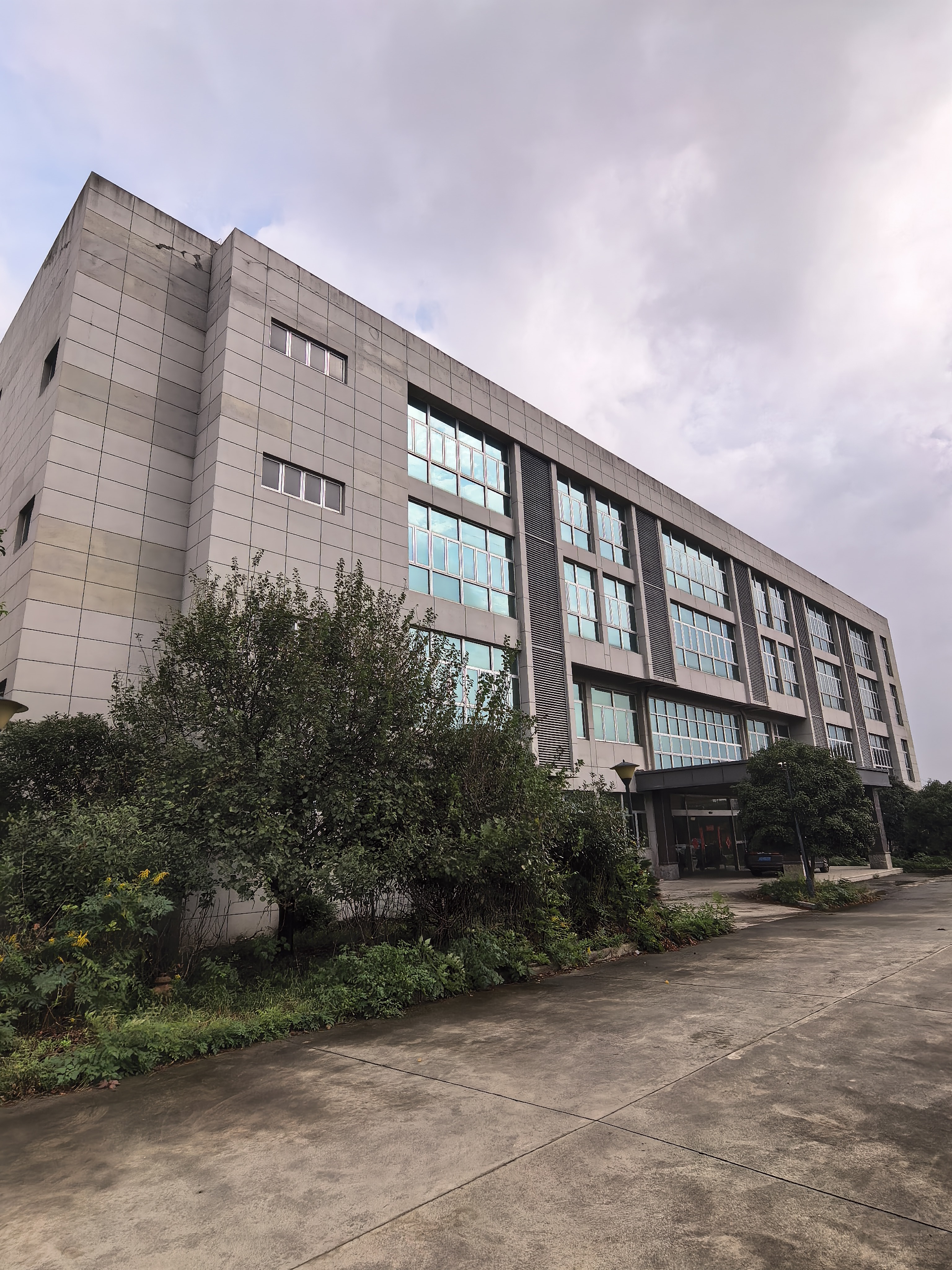Exterior of the multi-storey Handingsheng factory and office building